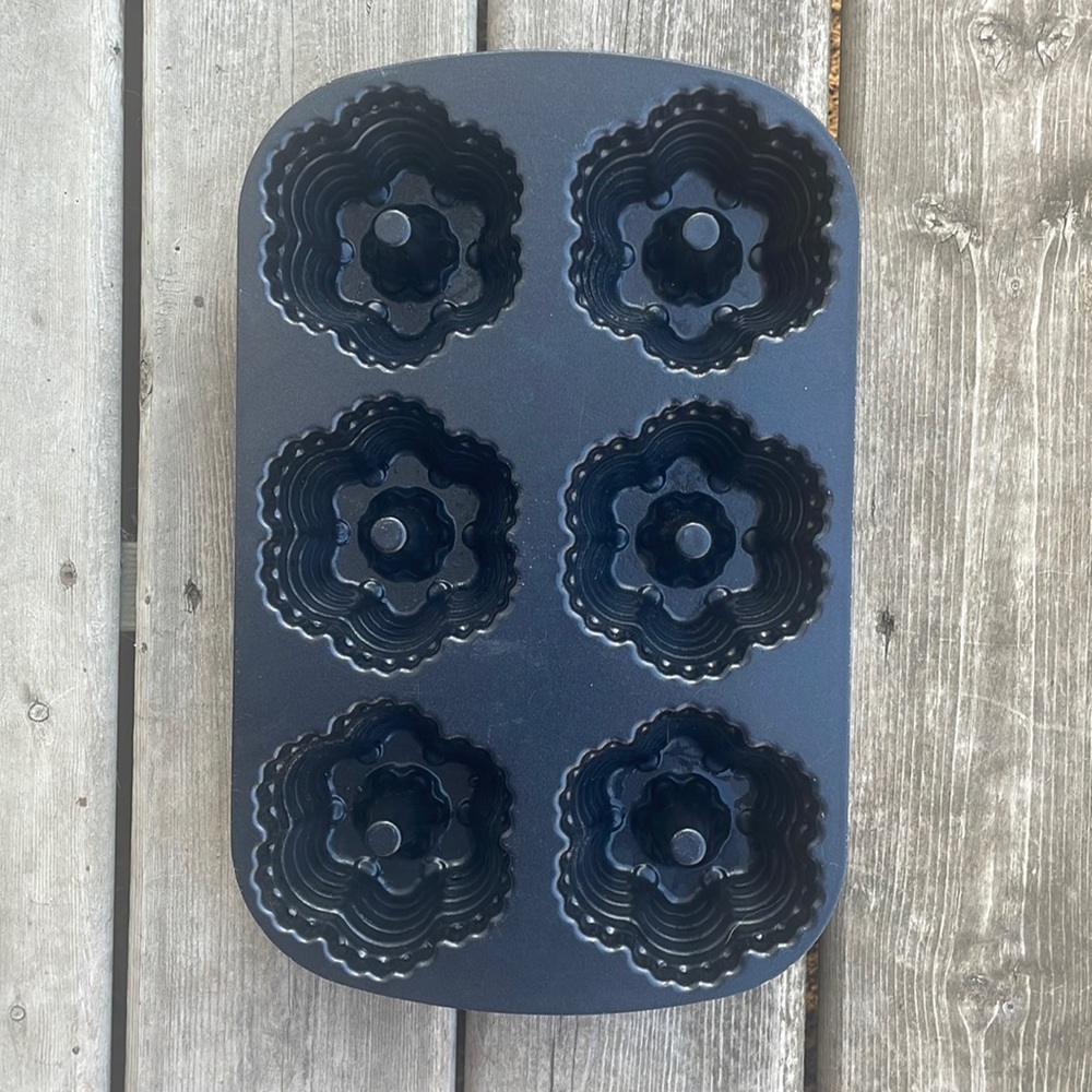Nordic Ware Bundt Festival Muffin Tin